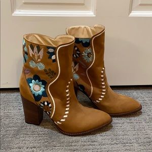 Suede floral camel boots made in Italy